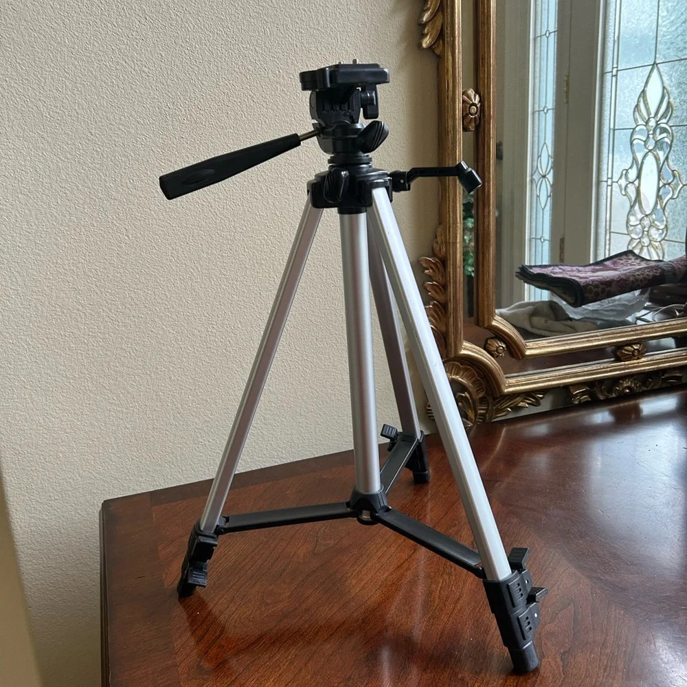 Maxell camera tripod with extendable legs